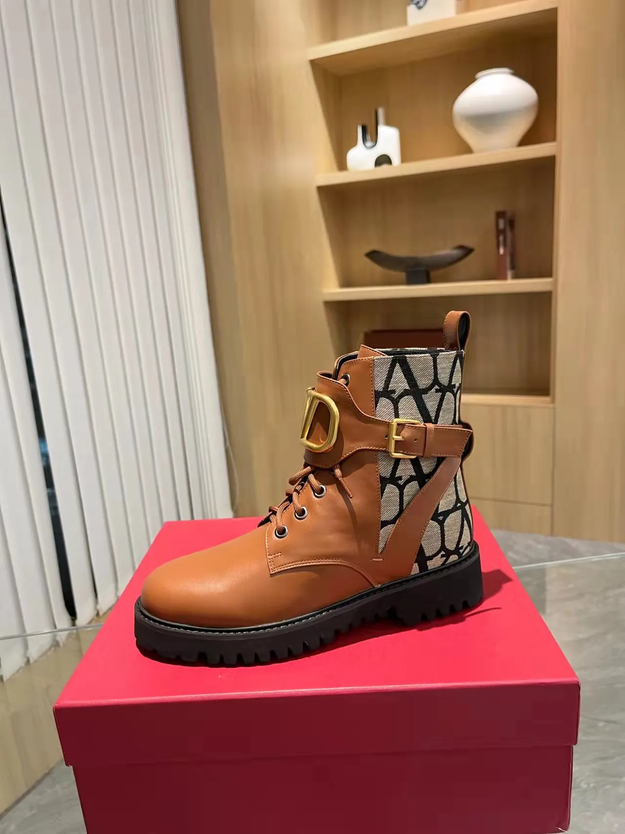 👟👟Ex-factory price 540👟👟 𝑉𝐴𝐿𝐸𝑁𝑇𝐼𝑁𝑂 Valentino's new autumn and winter Martin boots. The unique [V logo fabric print pattern] brings out a full sense of high-end, worth buying★Absolutely high-grade❥Original method Absolute sensibility❥Elegant style Create a different feeling, simple and elegant style!  Fabric: fabric printed cloth + imported cowhide. Lining: inner sheepskin. Bronze large buckle with high-end printing. Color: black, brown. Size: 35-41. (42 customized items cannot be returned or exchanged)